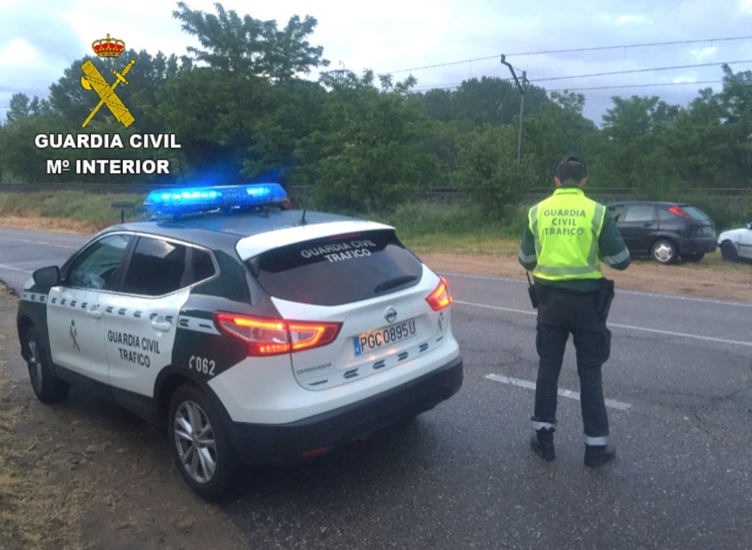 Detenido en un coche robado, hablando por teléfono y bajo los efectos de las drogas