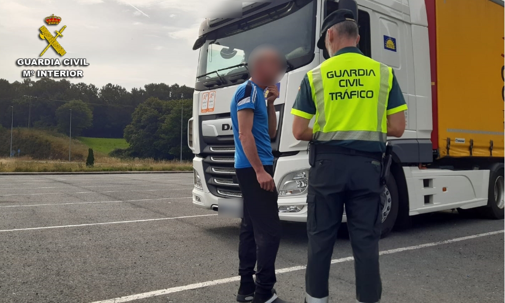 Interceptado en la AP-53 el conductor de un tráiler que duplicaba la tasa de alcohol