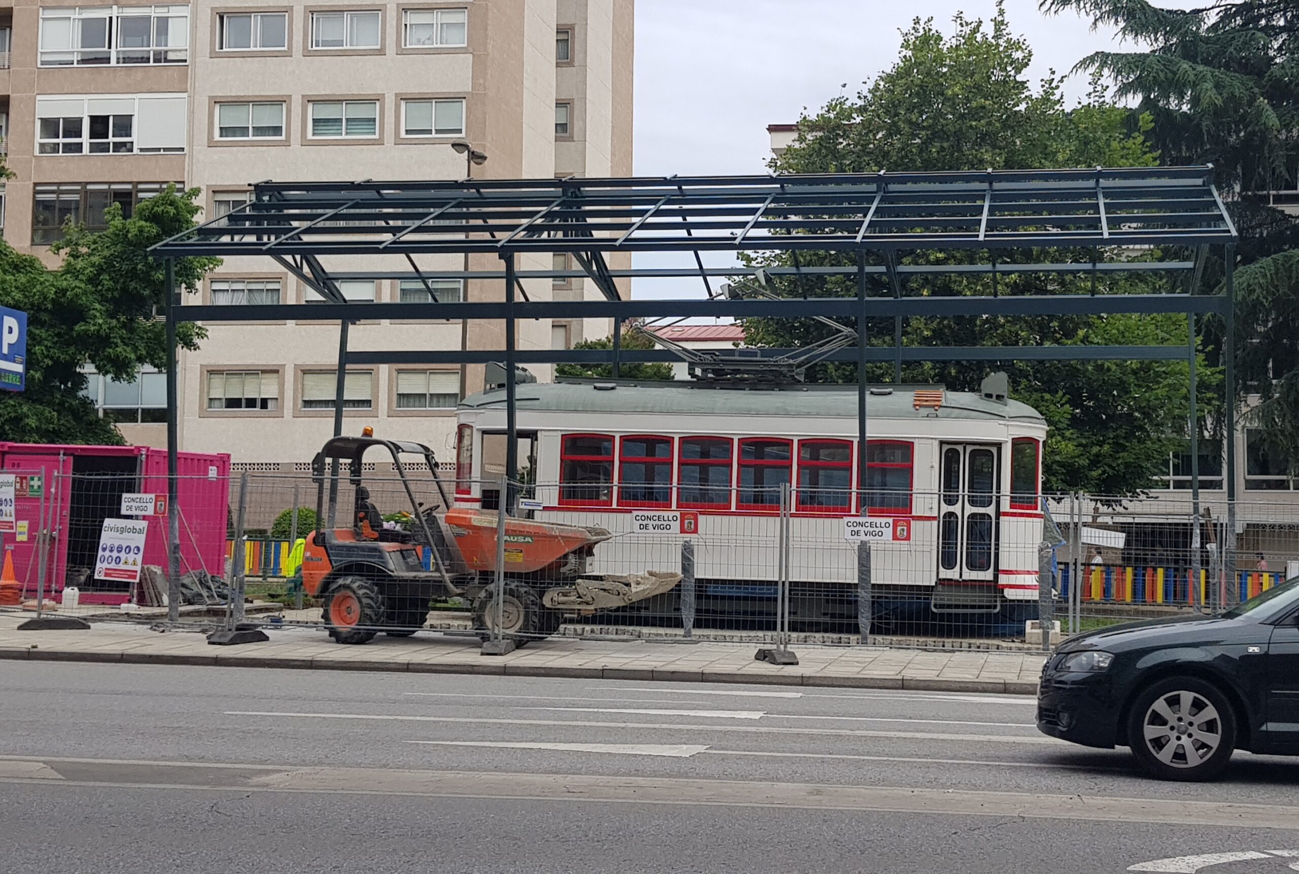 Colocada la estructura de la 'urna' que cubrirá el tranvía de Coia