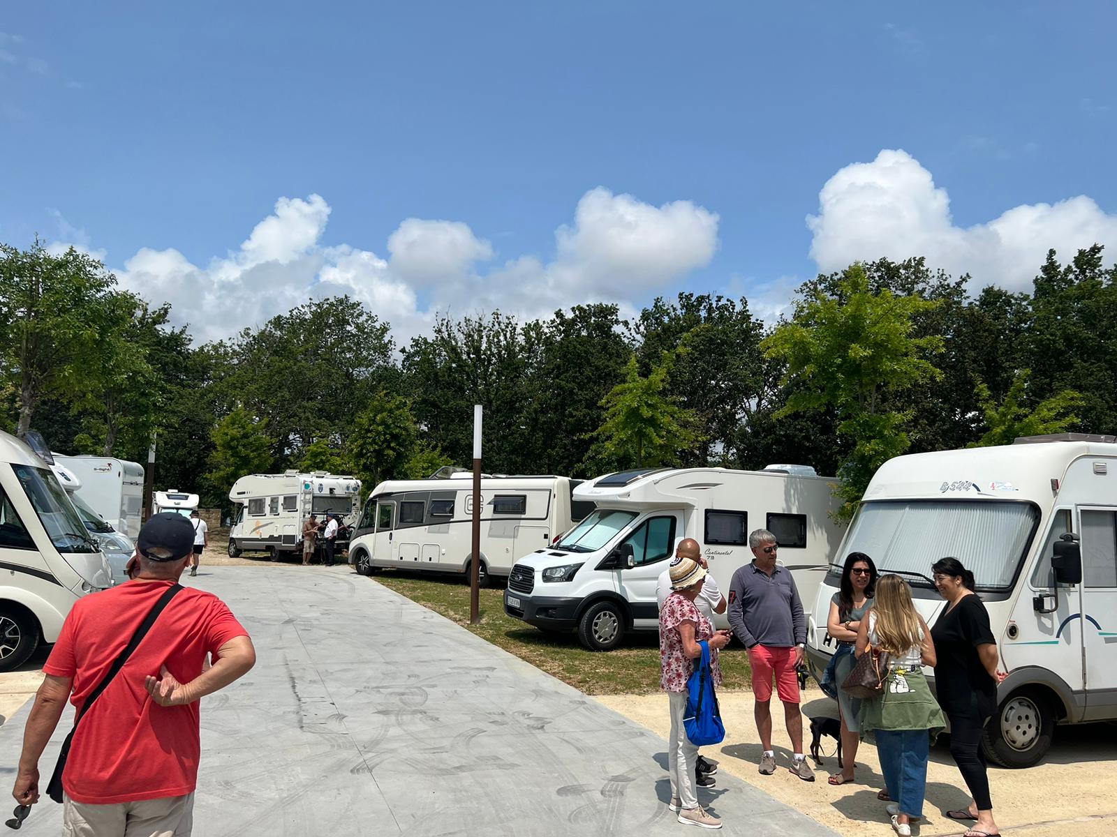 Concentración de autocaravanistas na estrea da nova área de Tomiño