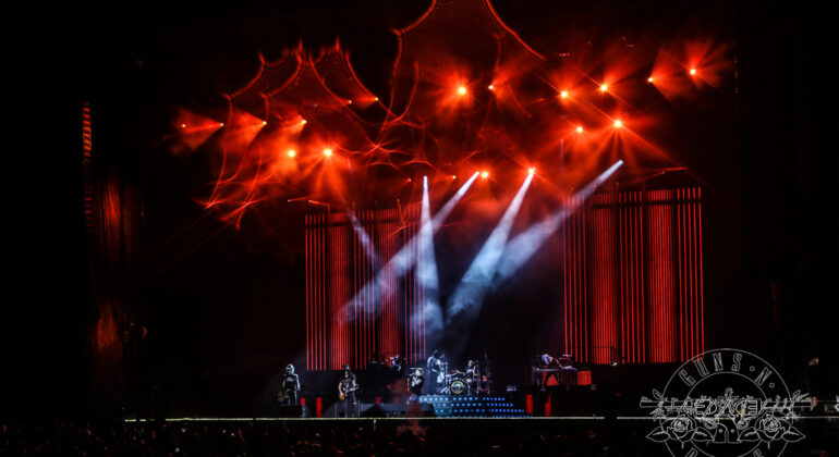 Decenas de WhatsApps demuestran que el Gobierno local negoció el concierto de los 'Guns N'Roses' antes de sacarlo a concurso