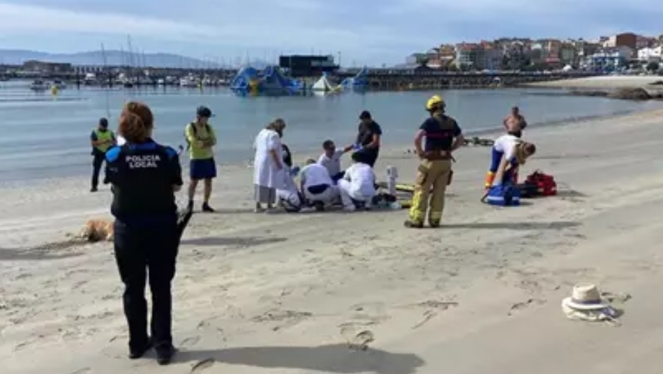 Reaniman y trasladan al Cunqueiro a una mujer que sacaron inconsciente del mar