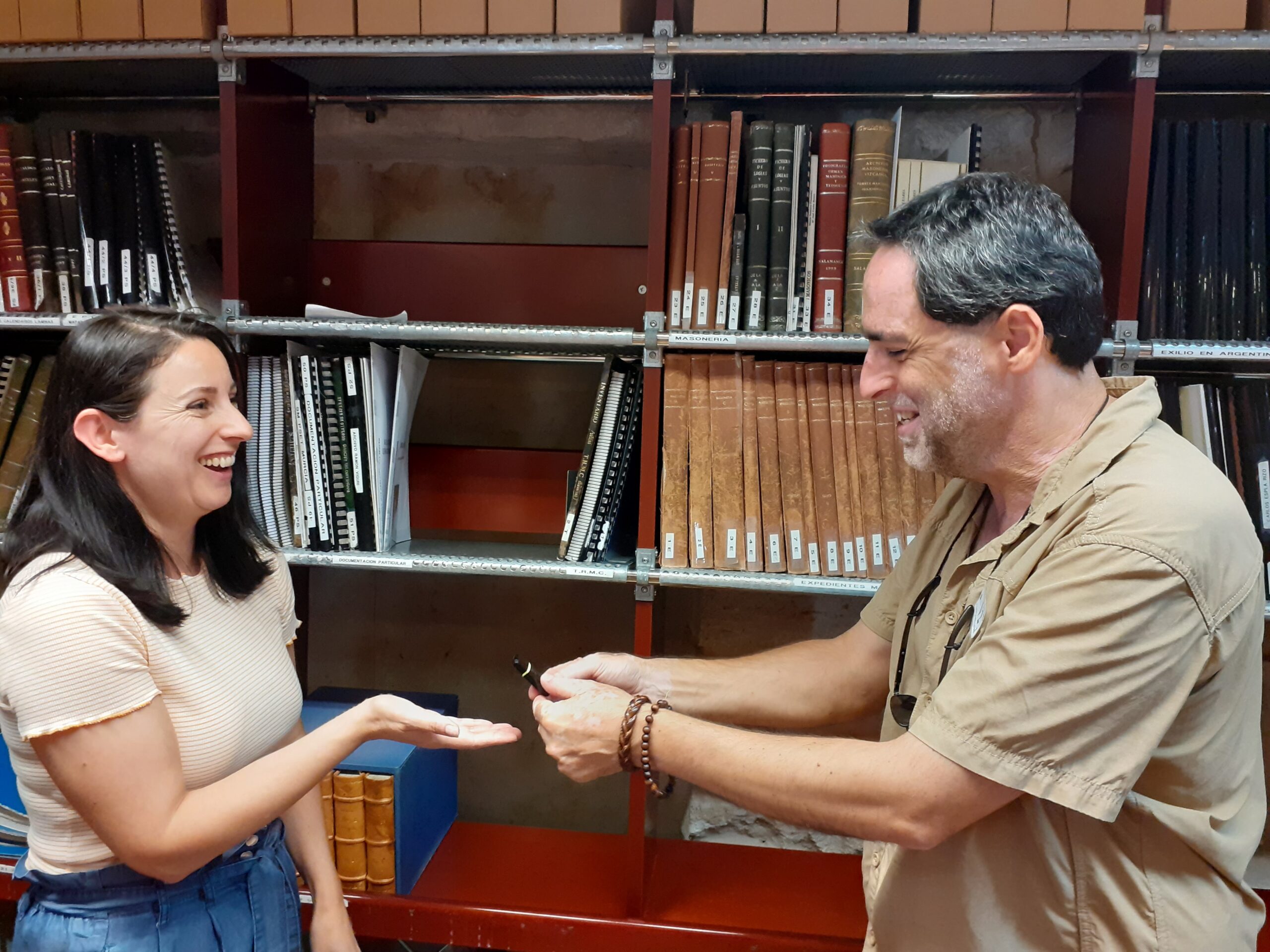 El periodista José María Navlet dona su archivo de fotos de los grafitis de Oia al CDMH de Salamanca