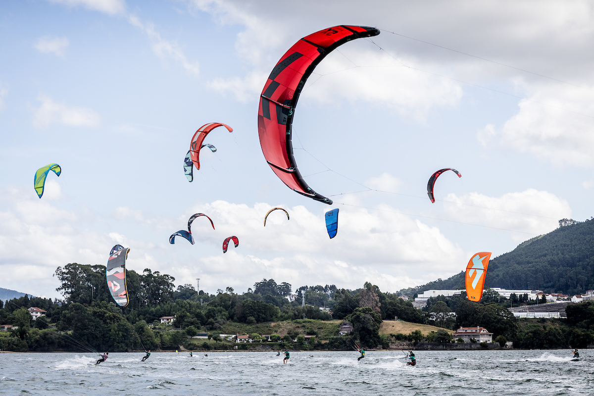 El KiteFest Cesantes brilla en el estreno de su sexta edición