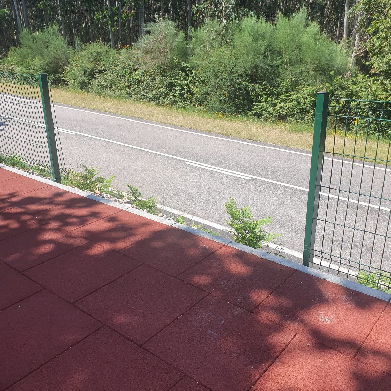 Rouban nove vallas que pechaban a pista polideportiva de Pazos, en Covelo