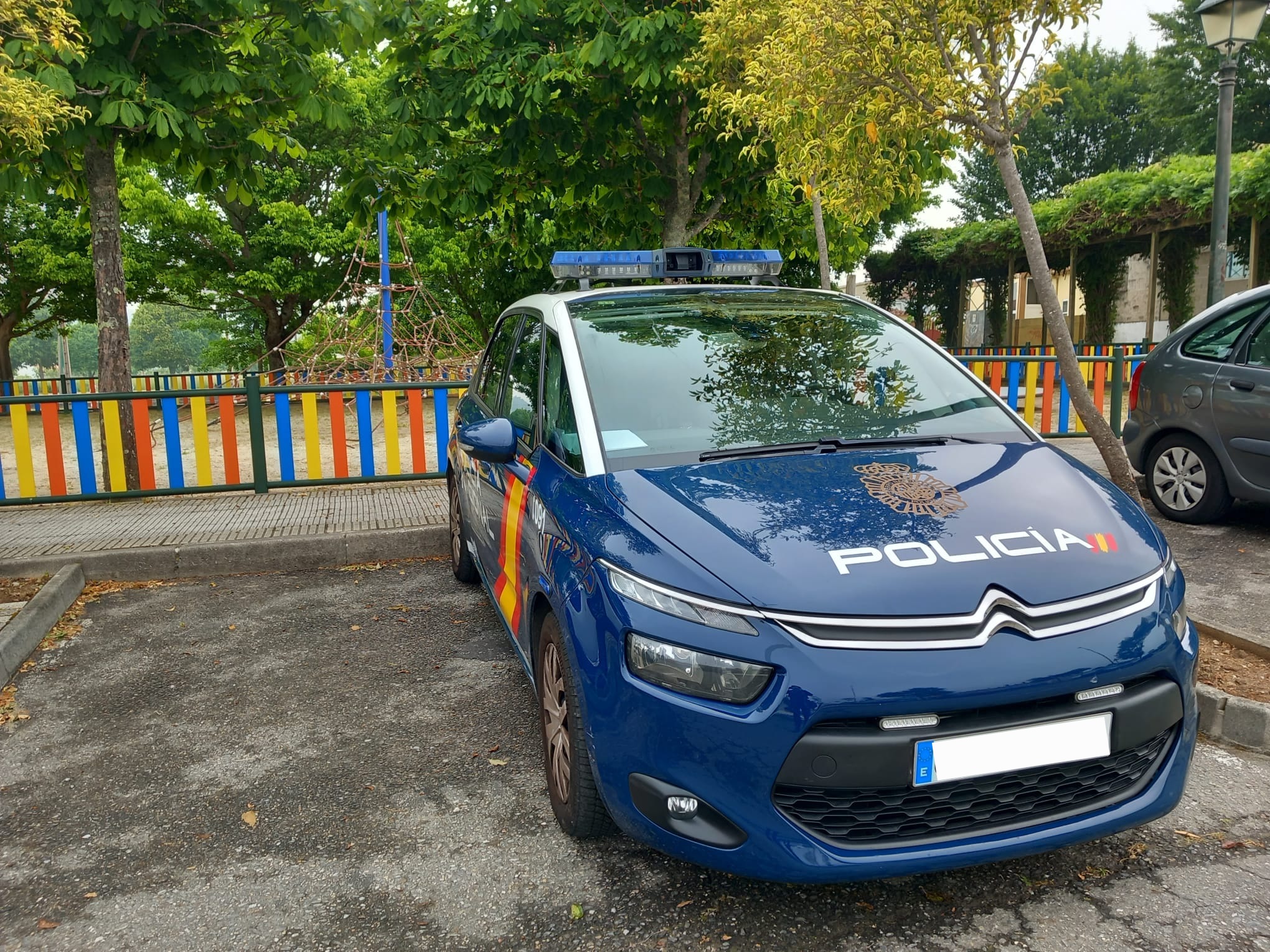 Agentes de la Policía Nacional logran sacar a una niña encerrada en un coche