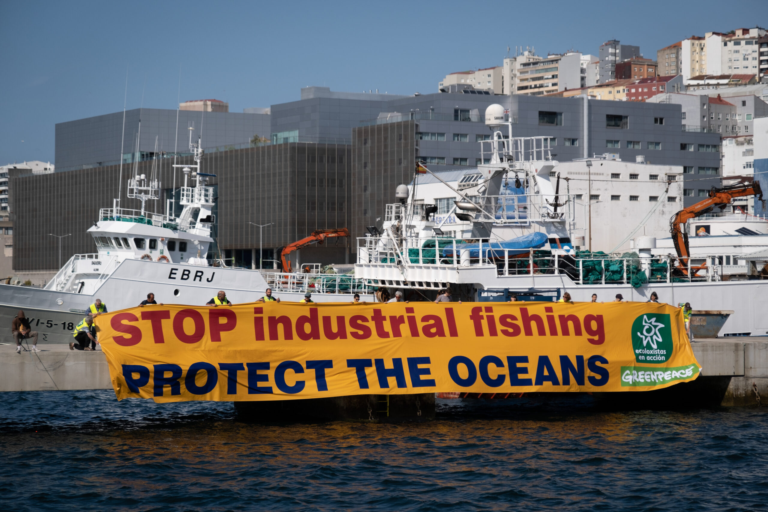 Ecoloxistas en Acción e Greenpeace demandan en Vigo unha xestión sostíbel da pesca para protexer os océanos
