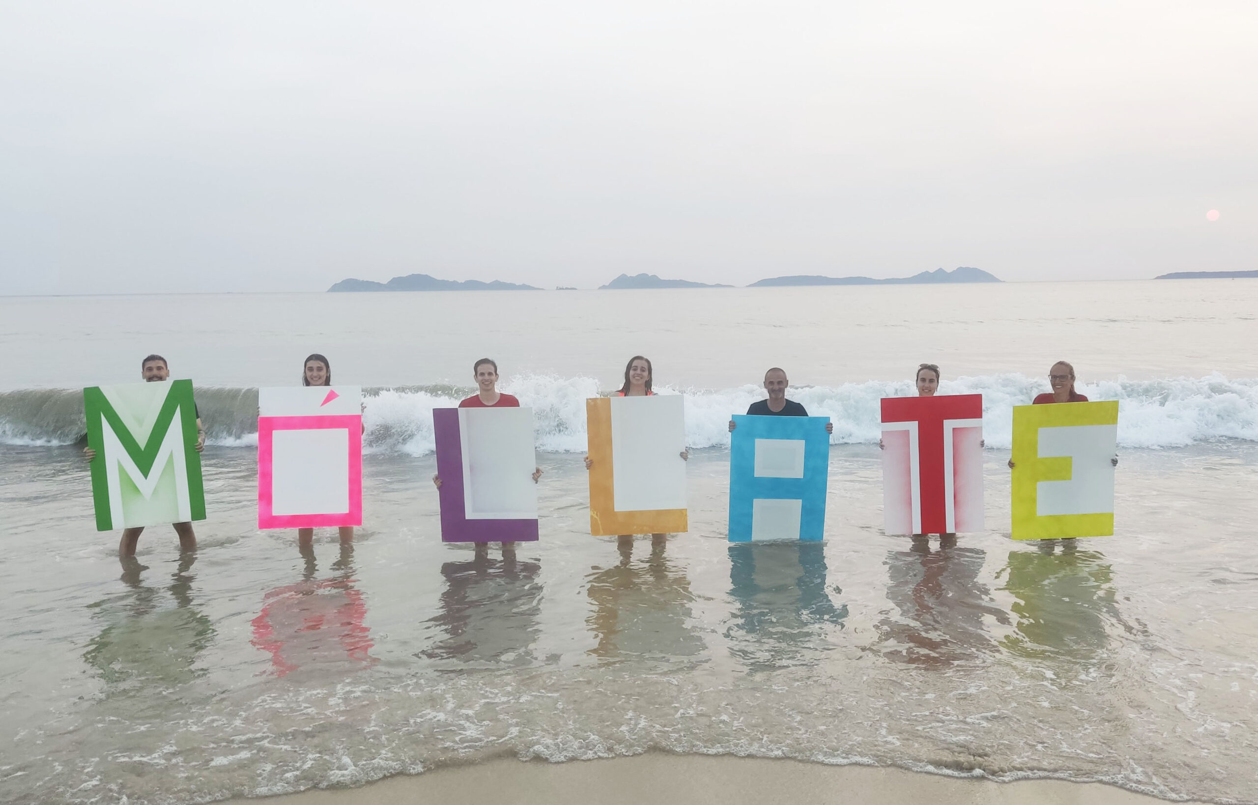Sexta edición de la campaña ‘Móllate’por la Esclerosis Múltiple, en la playa de Samil