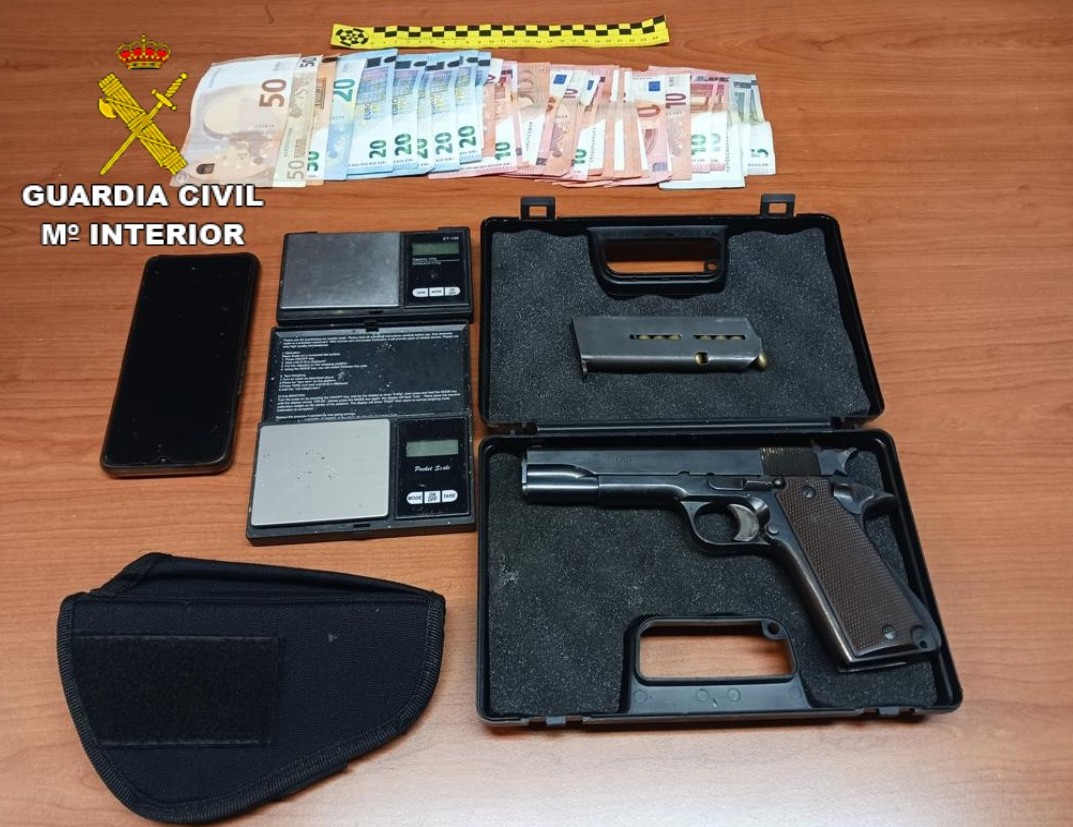 Lo detienen por tráfico de drogas y le intervienen una pistola de 9mm