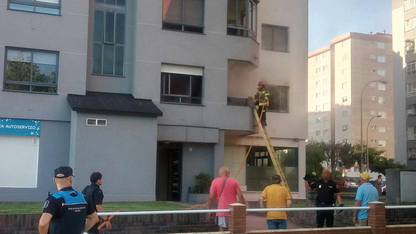 El fuego quema parte de una vivienda de la rúa Pablo Iglesias