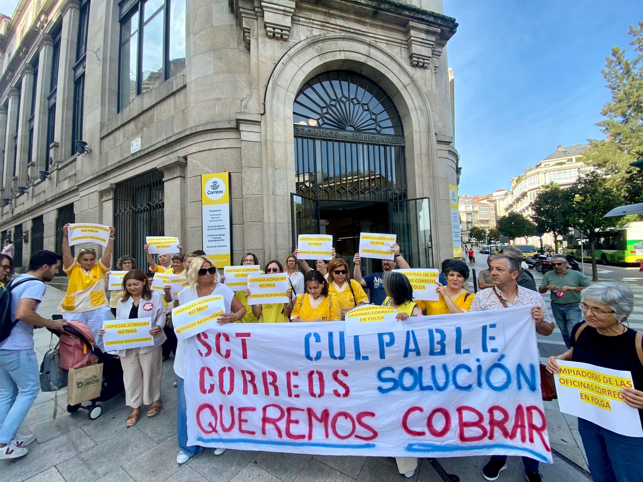 O persoal da limpeza de Correos leva xa dous meses sen cobrar