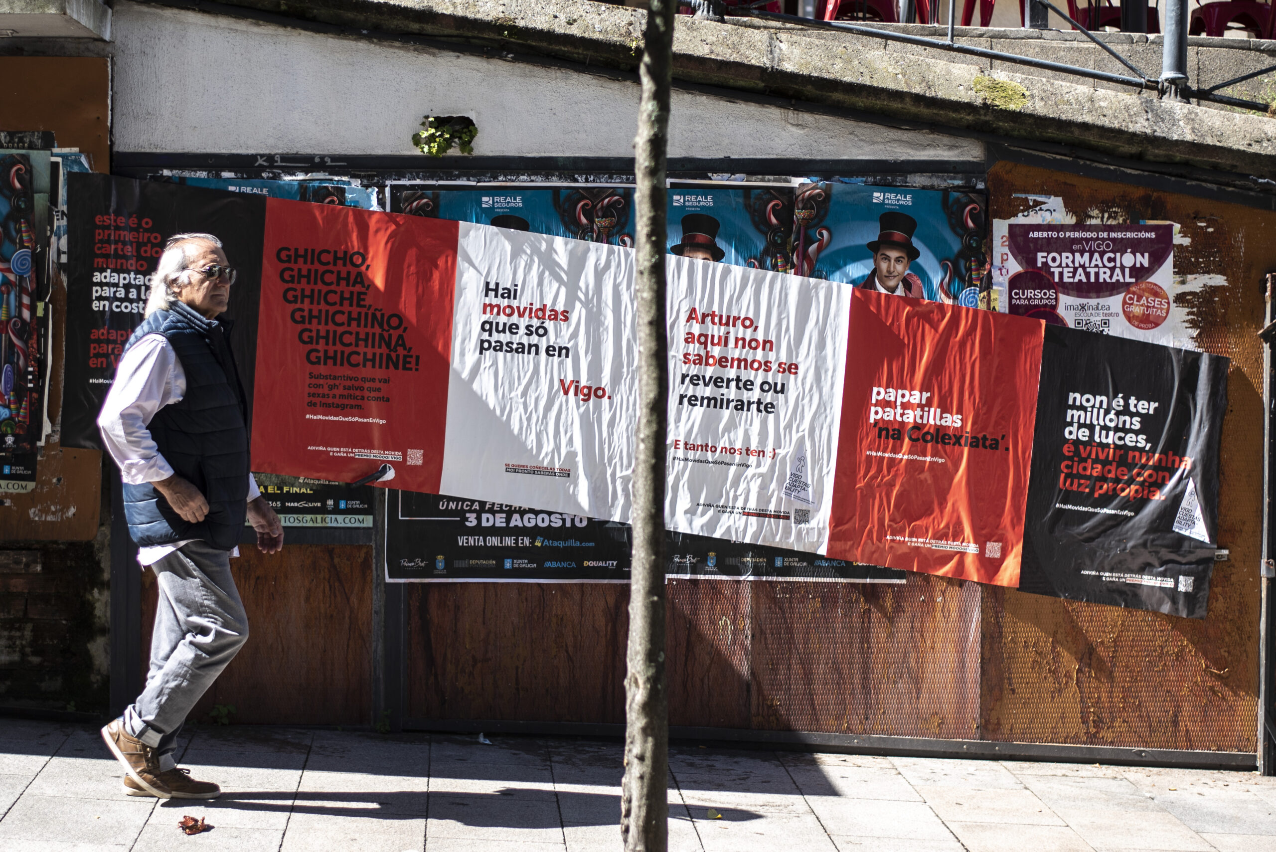 ¿Qué hay detrás de estos carteles?...opina, hay premios como "un pincho de tortilla no Carballo"