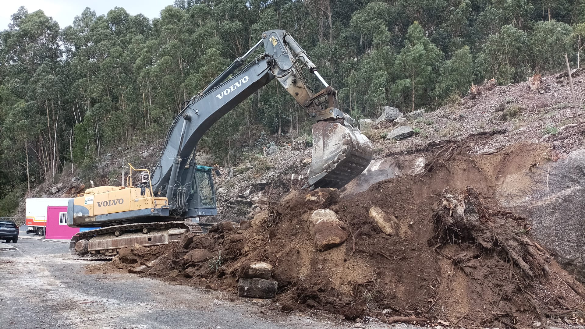 As máquinas xa traballan nas obras do aparcadoiro disuasorio de Domaio