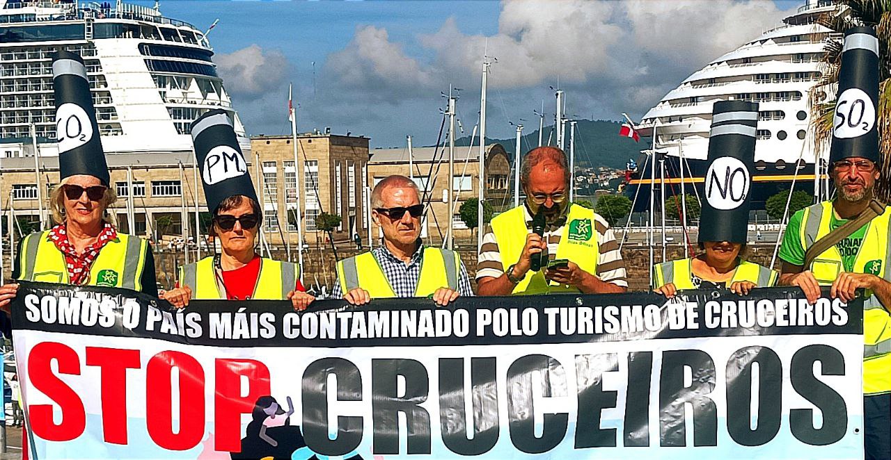 Ecoloxistas en Acción denuncia a contaminación acarrexada polos 5 cruceiros recalados onte en Vigo