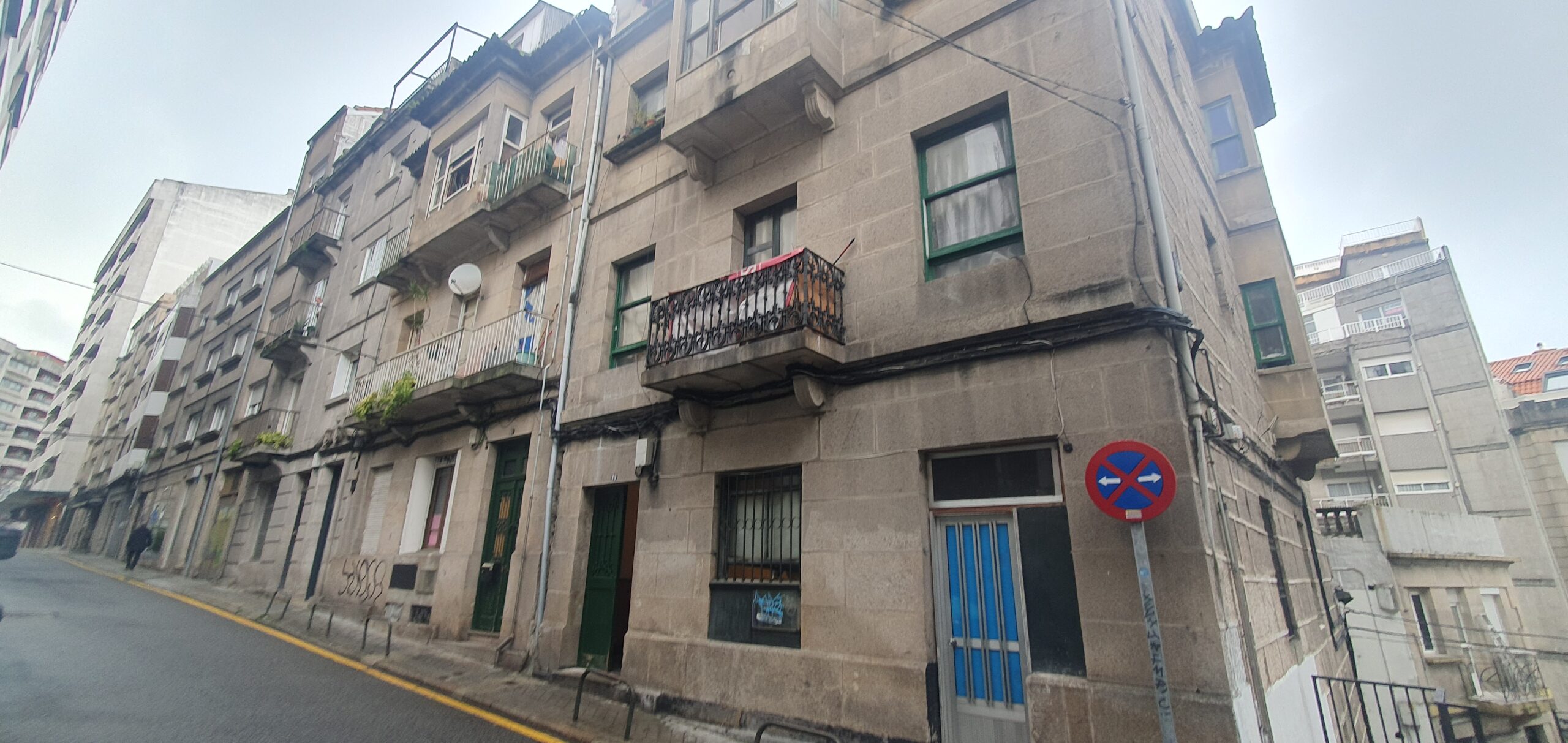 El Concello ordena desalojar dos edificios próximos a Venezuela por riesgo para sus moradores