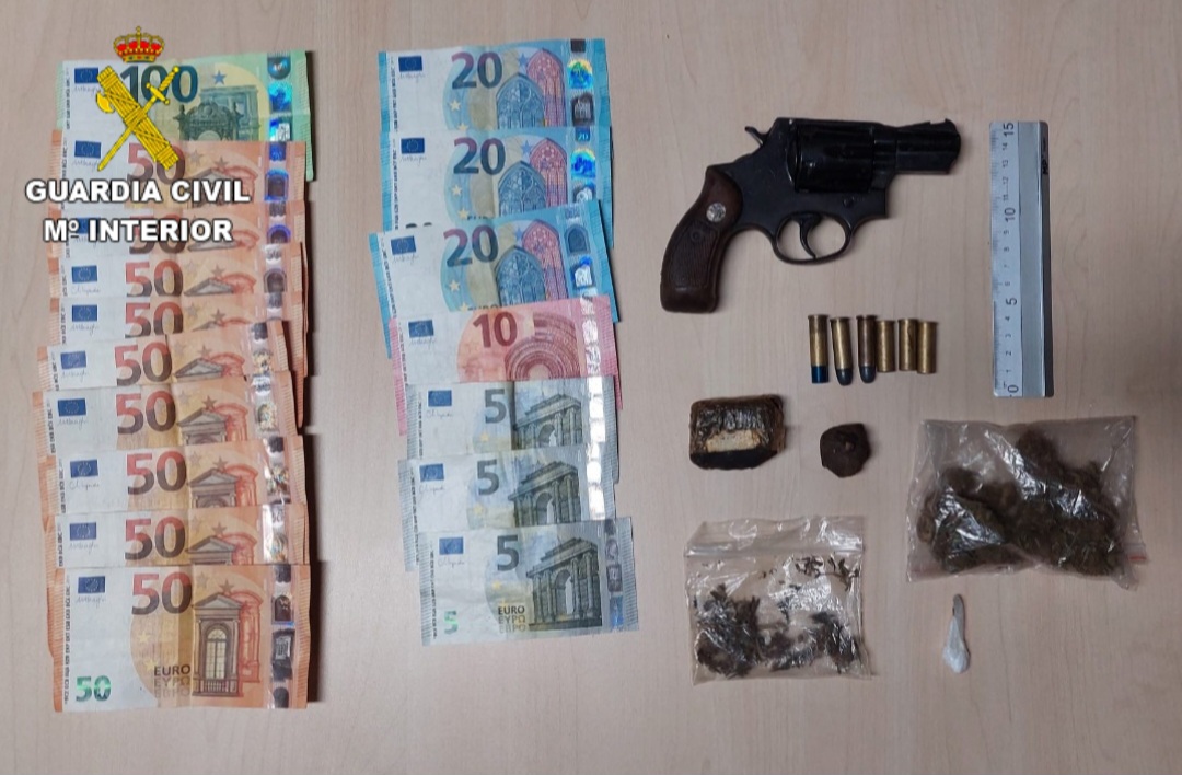 Sorprendido con una pistola cargada, drogas, conduciendo sin carné y sin ITV