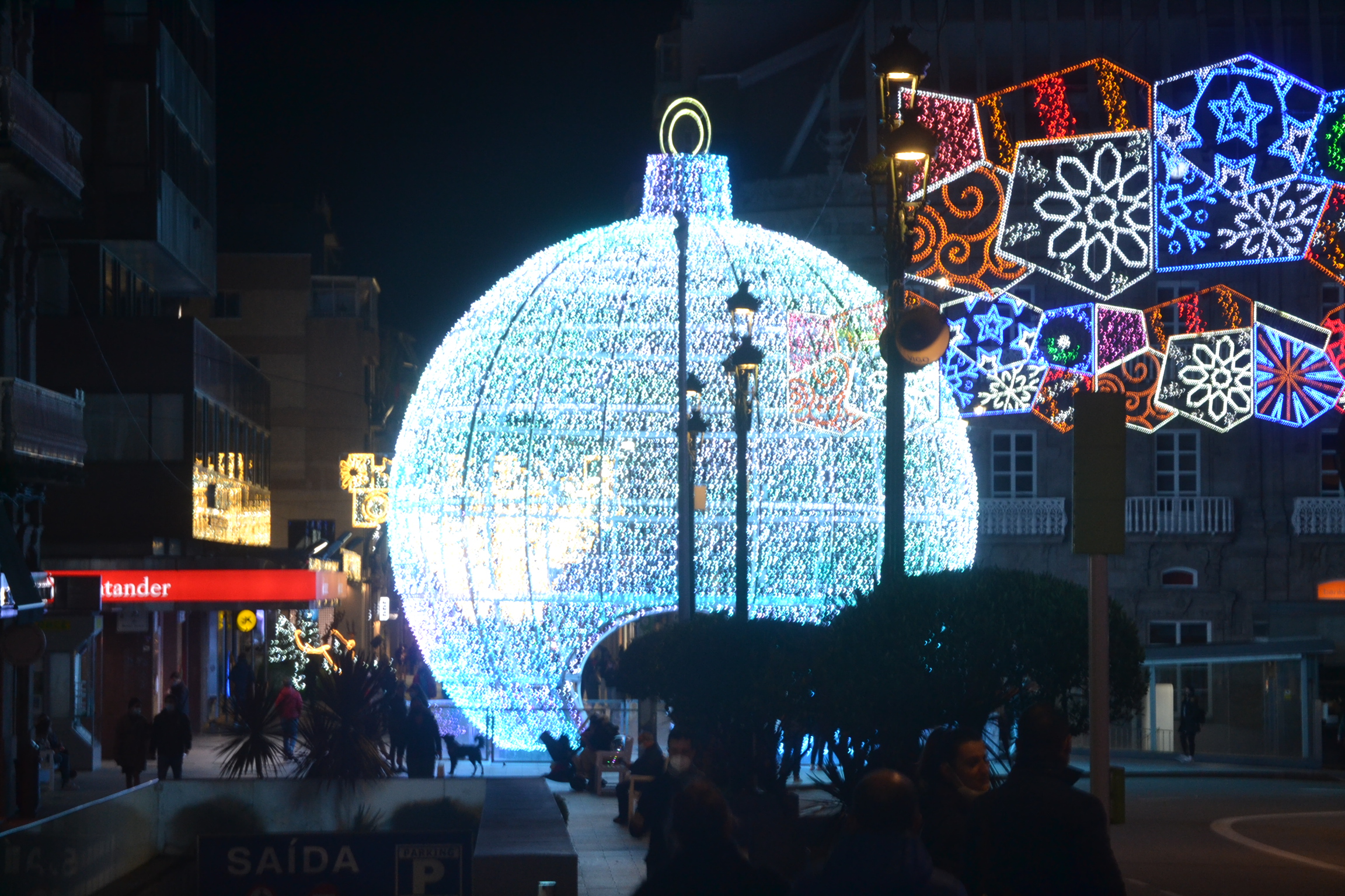 Preguntan a Caballero cando vai instalar as luces de Nadal, xa pagadas, fóra do centro