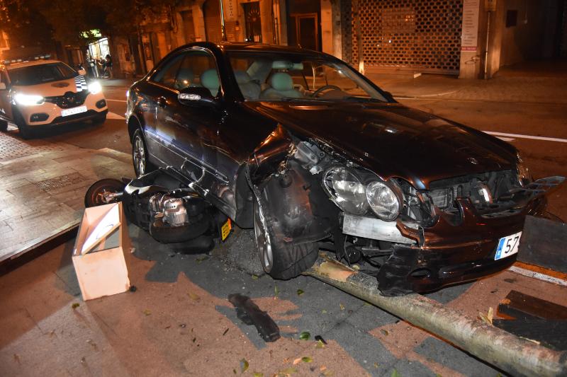 Un conductor que quintuplicaba la tasa de alcohol se lleva por delante una moto, en Teis