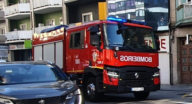 Trasladan al Cunqueiro a una persona intoxicada con humo al declararse un incendio en su casa