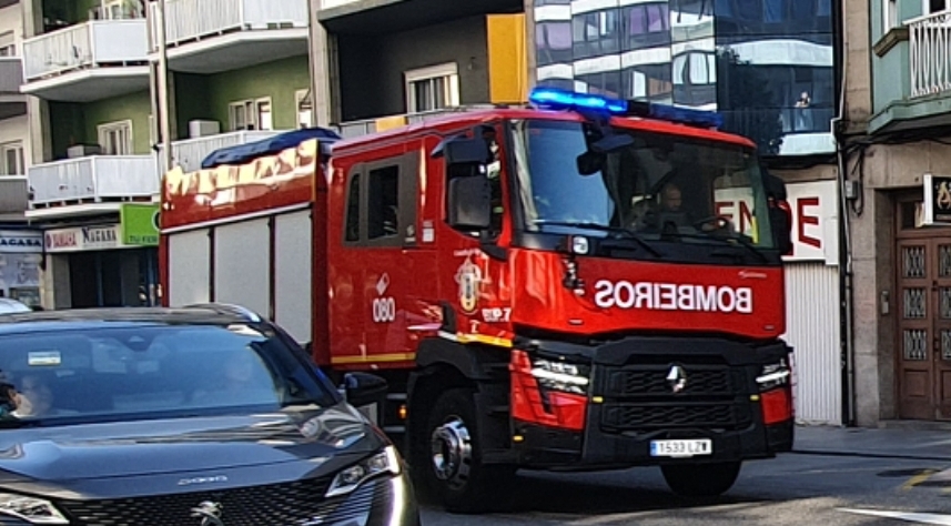 Trasladan al Cunqueiro a una persona intoxicada con humo al declararse un incendio en su casa