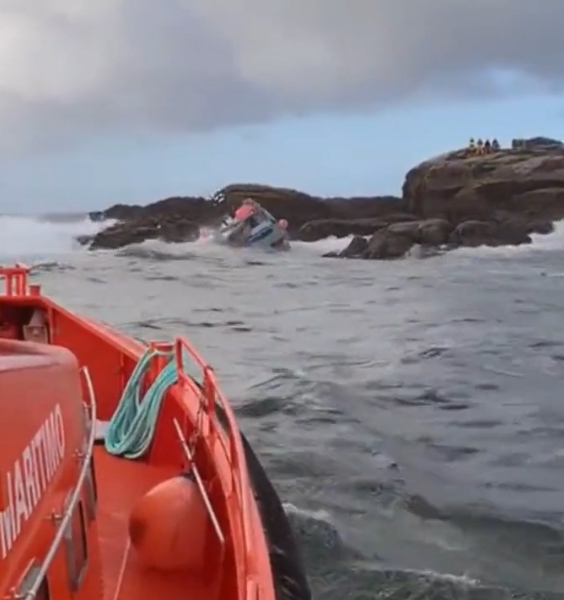 Cuatro marineros rescatados por un helicóptero tras naufragar su barco en Muros