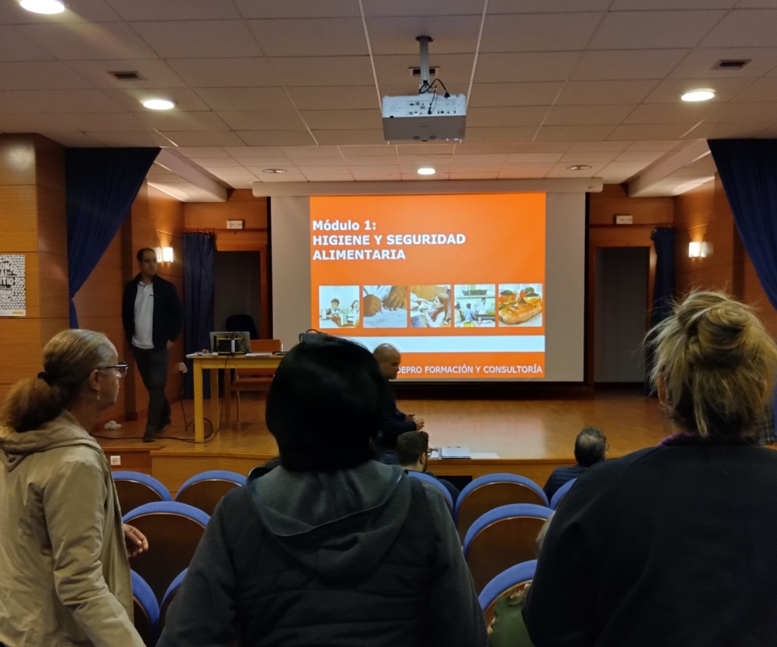 Covelo estrea novo proxector láser e unha pantalla de 10m2 no Auditorio Municipal