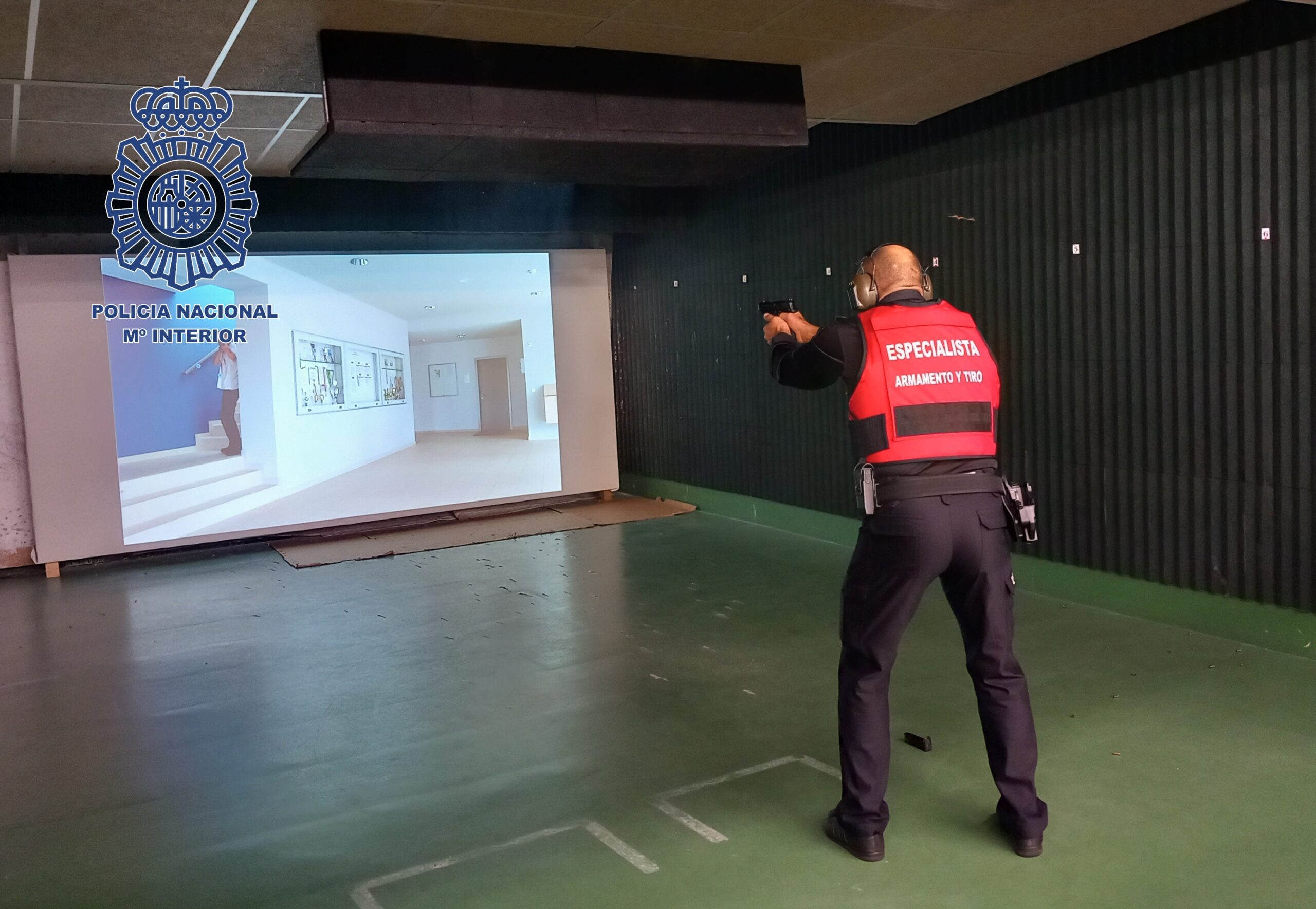La Comisaría de la Policía Nacional inaugura una galería de tiro, virtual