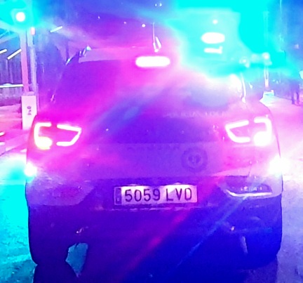 La Policía Local atiende a un anciano que estaba en un colchón "lleno de excrementos y orines"