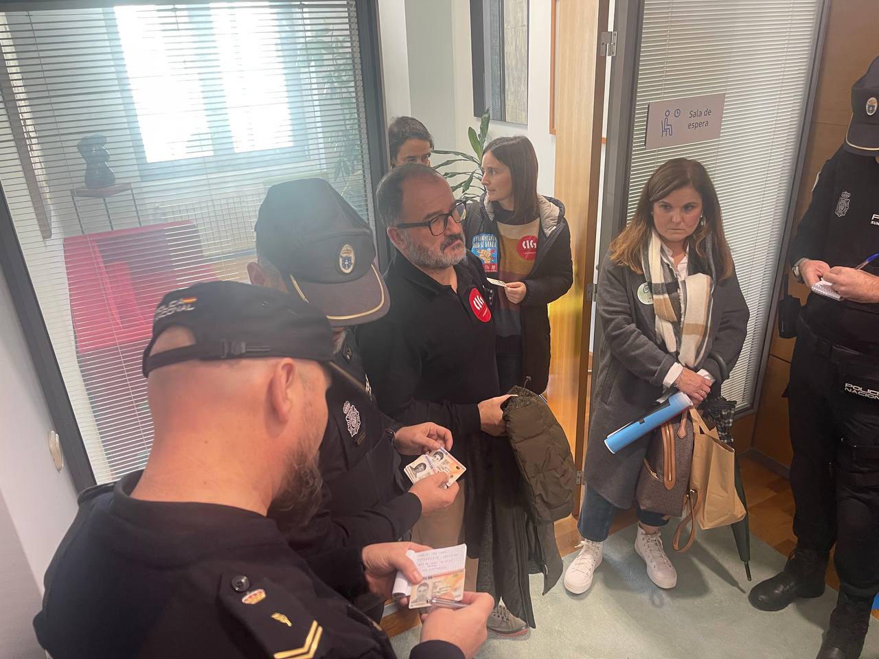 Desaloxan aos representantes sindicais que se pecharan na Consellería de Educación