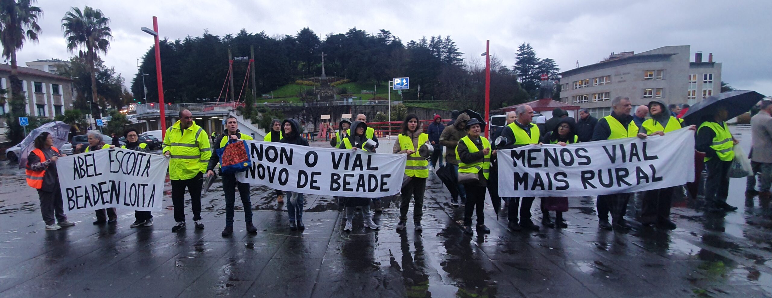 Vecinos de Beade, empleados de la automoción y trabajadores de Vitrasa, protestan delante del Concello