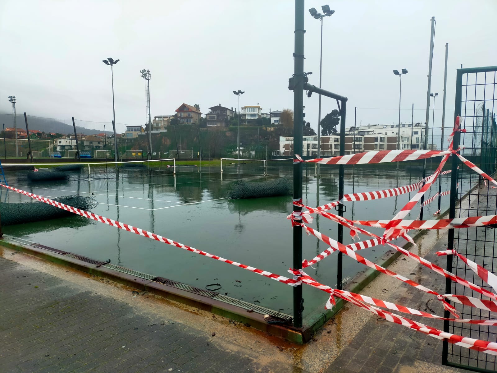 O BNG de Vigo alerta do estado “desastroso” das pistas municipais de tenis de Samil
