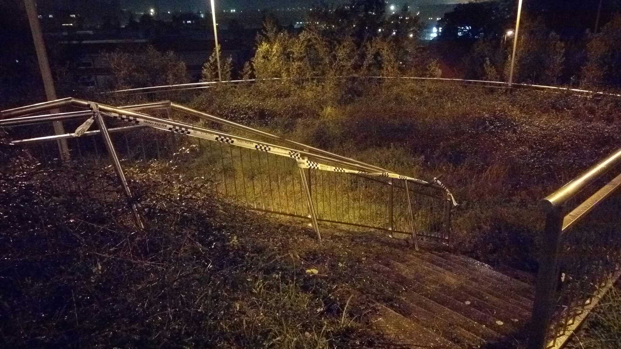 Sorprendidos cuando intentaban llevarse la barandilla metálica del parque de Canicouva