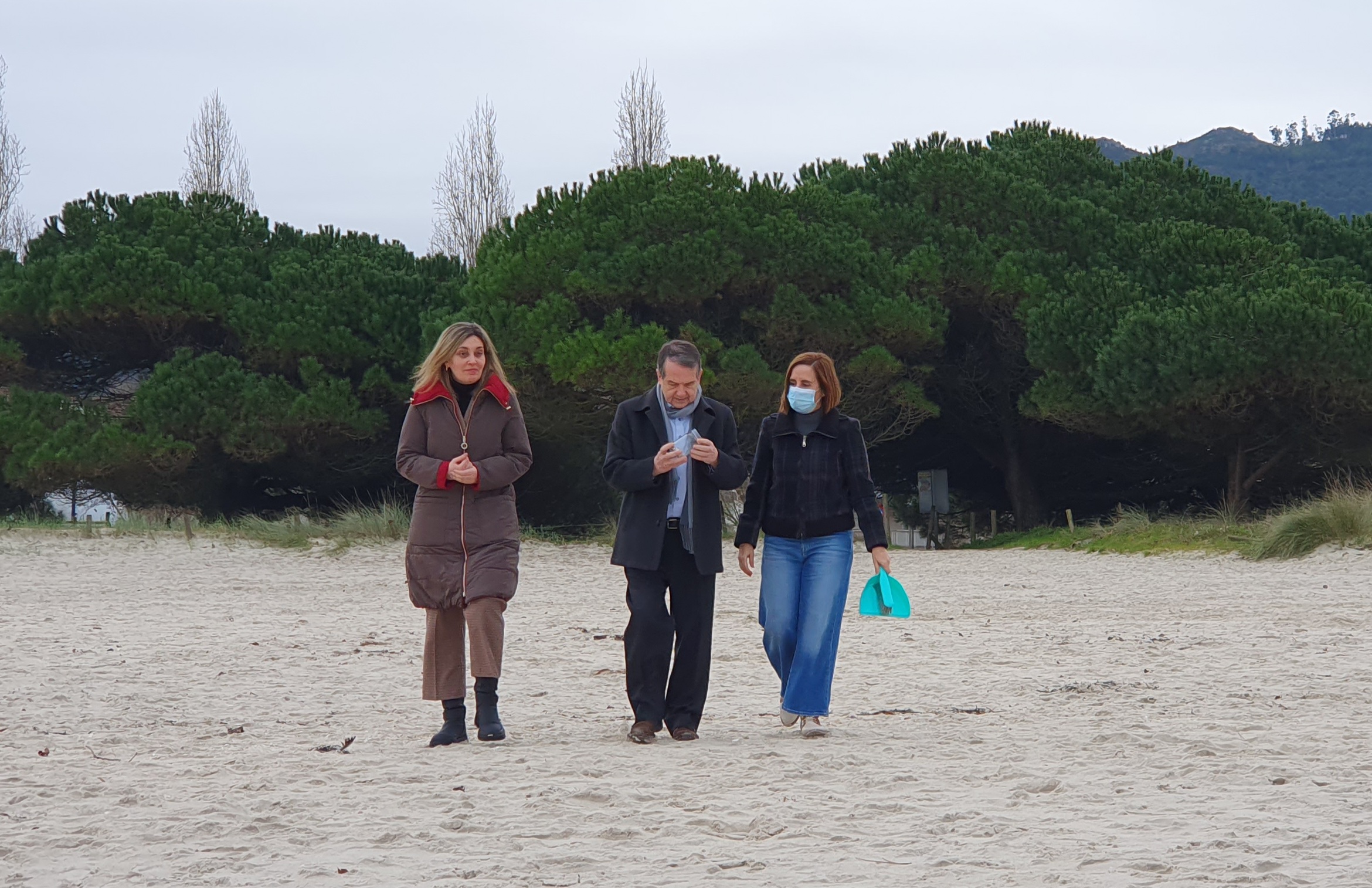 Caballero dice que no se fía de Rueda y vigila las playas de Vigo por si llegan pellets