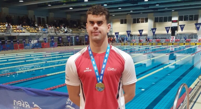 El vigués Juan Ferrón, logra el oro el 100 metros mariposa y la clasificación para el Europeo
