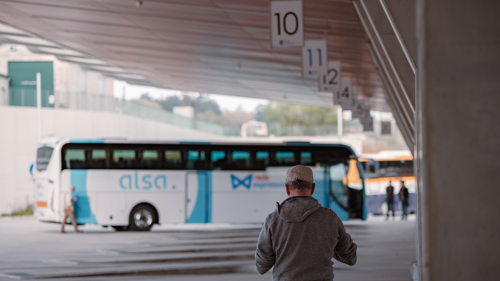 Os maiores de 65 anos poden viaxar de balde no transporte público autonómico empregando a Tarxeta de Mobilidade de Galicia