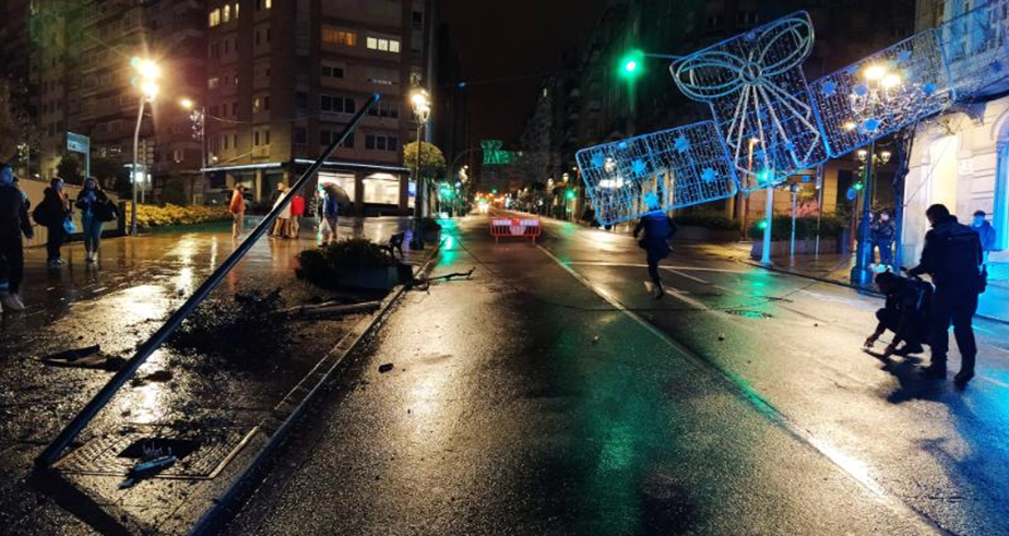 Circula borracho por Vigo, se lleva por delante mobiliario urbano y se da a la fuga