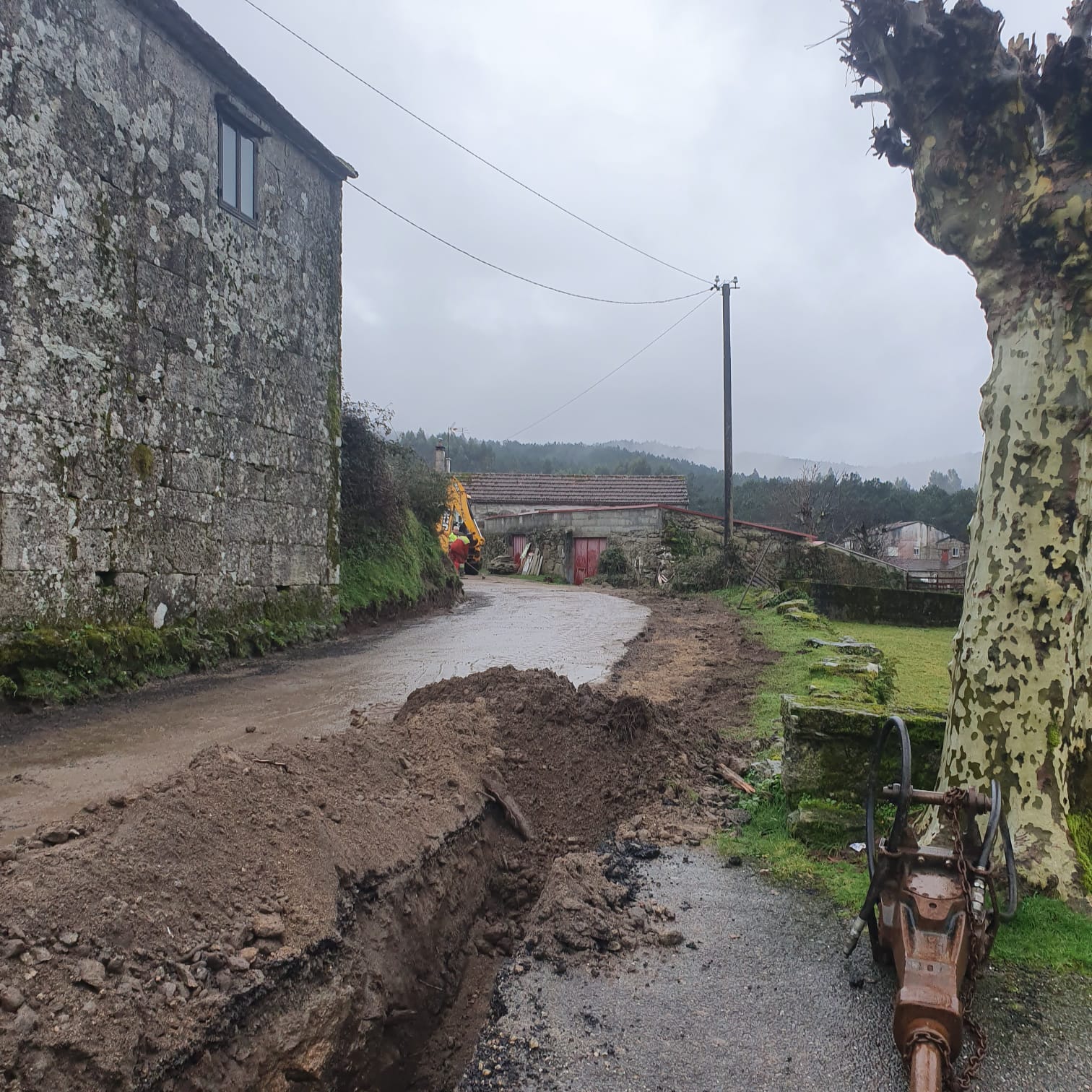 Comezaron as obras de mellora da contorna da igrexa de Prado da Canda, en Covelo