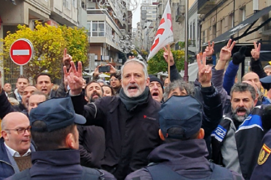 Vitrasa carga contra los trabajadores po paralizar Vigo con manifestaciones como las de este sábado