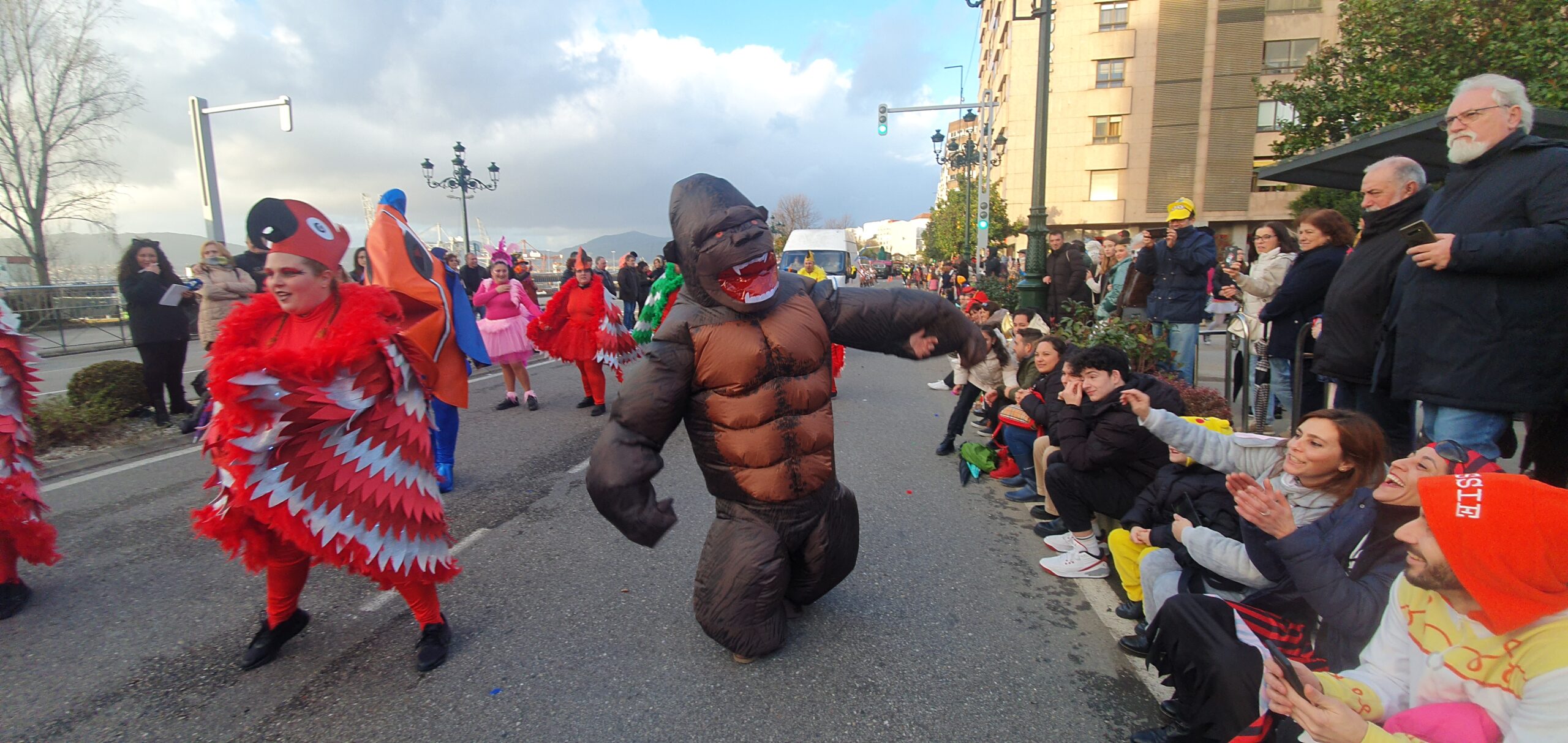 El Entroido de Vigo se rebela frente a la lluvia