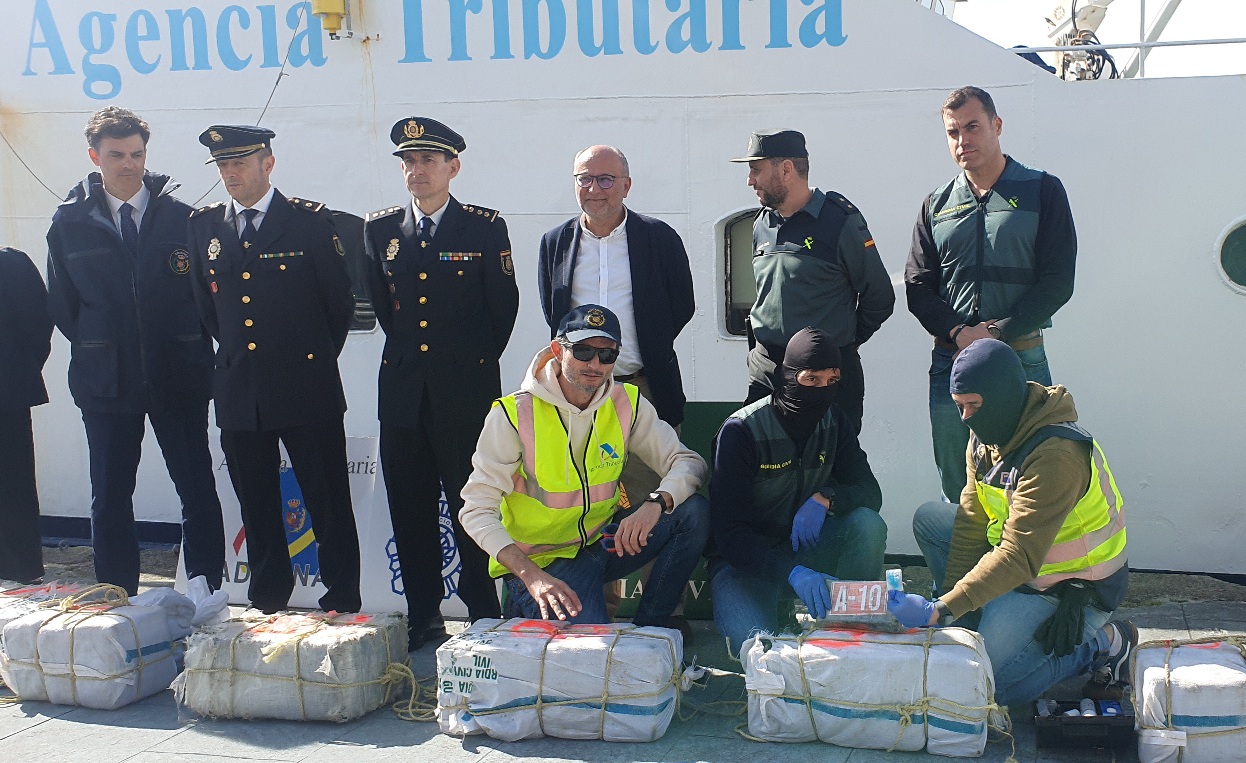 Interceptan otros 200 kilos de cocaína en el Atlántico, la misma cantidad de droga descargada ayer en Vigo