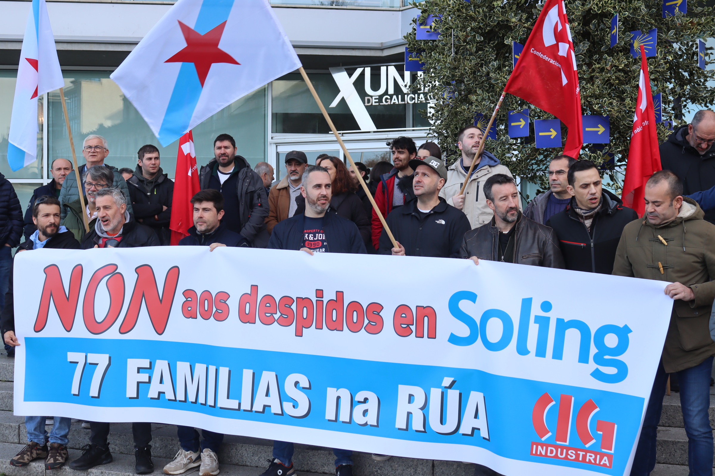 O persoal de Soling clama diante da Xunta en Vigo na defensa dos seus postos de traballo