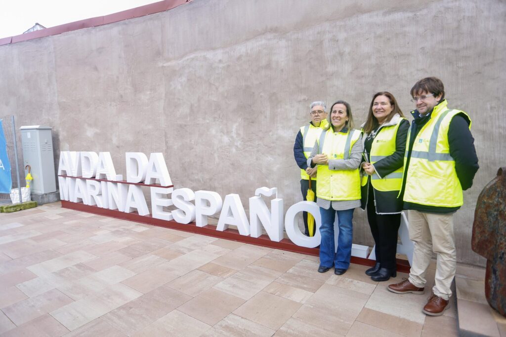 A conselleira Ethel Vázquez, na Avenida de Galicia, na parroquia de Teis , en Vigo
