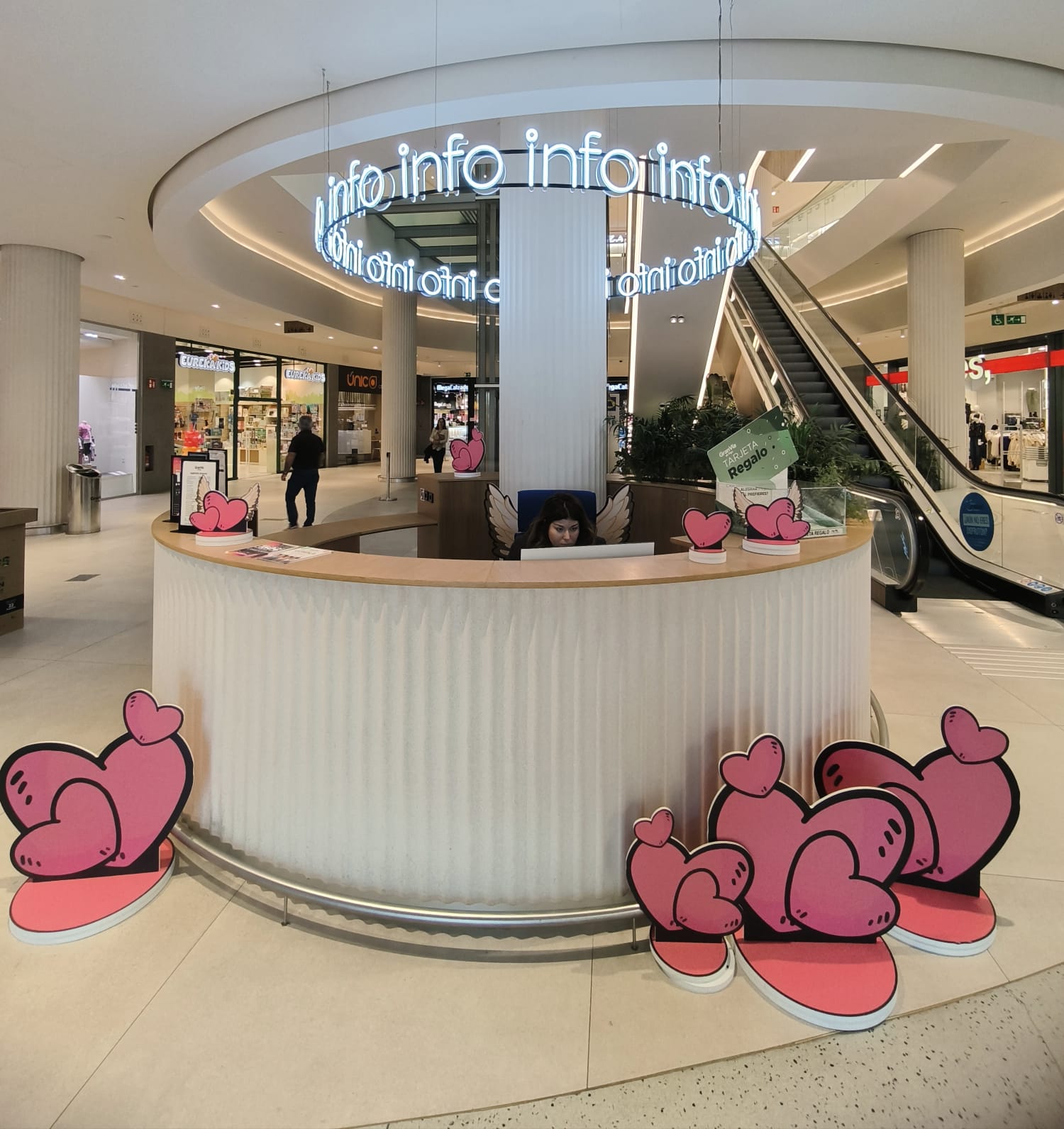 El Centro Gran Vía de Vigo 'regala' un iPhone 15