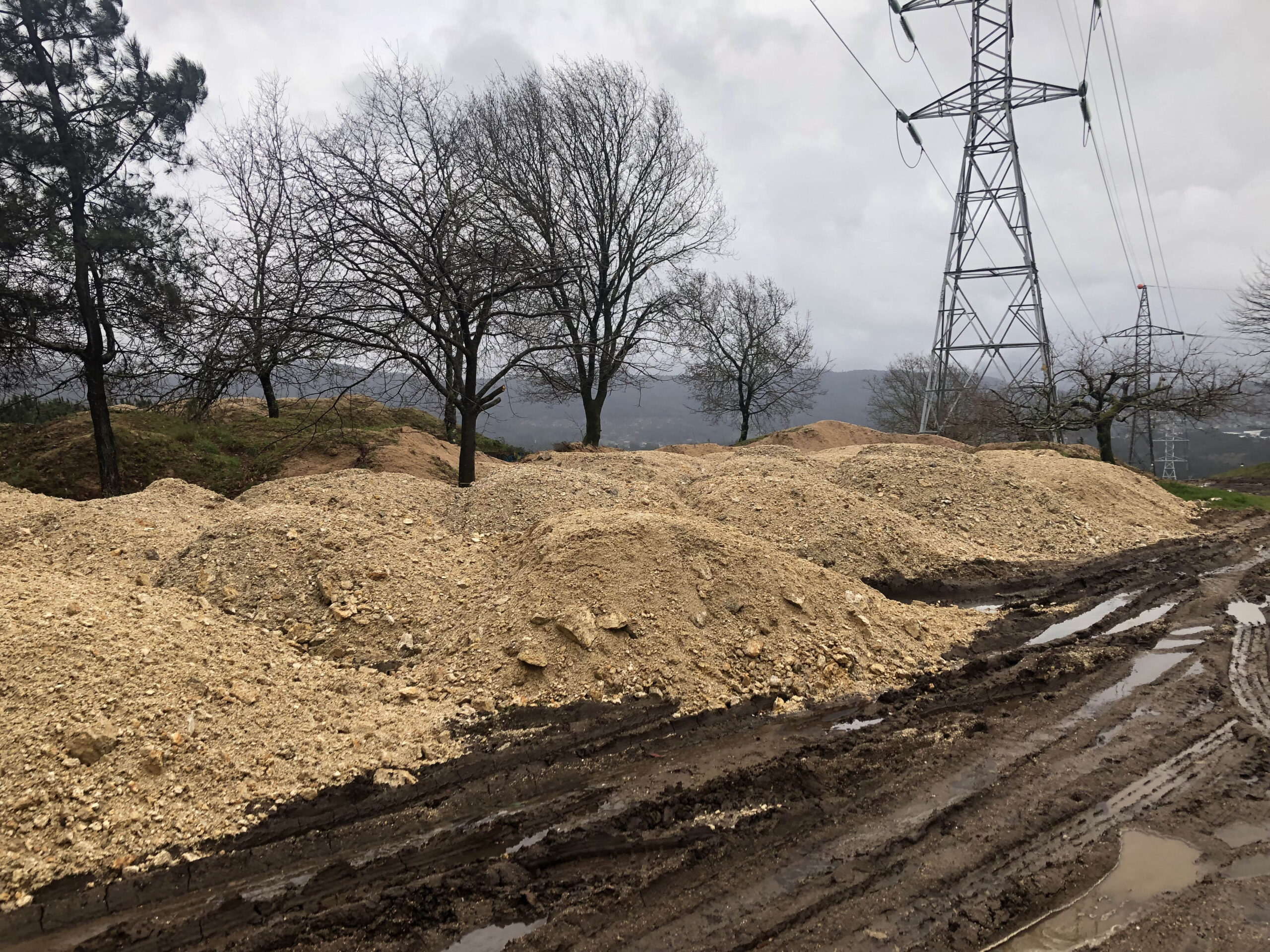 Veciños de Cabral alertan de recheos de "toneladas de xabre" no monte Cotogrande