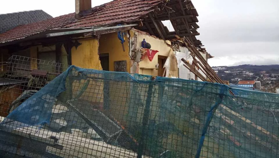 Se niega a abandonar su finca, en Teis, después de que se derrumbase parte de su casa