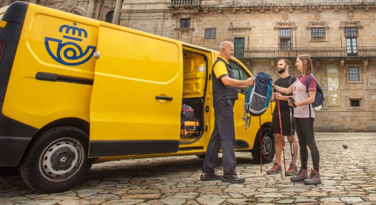 Correos activa el transporte de mochilas en las principales rutas del Camino de Santiago