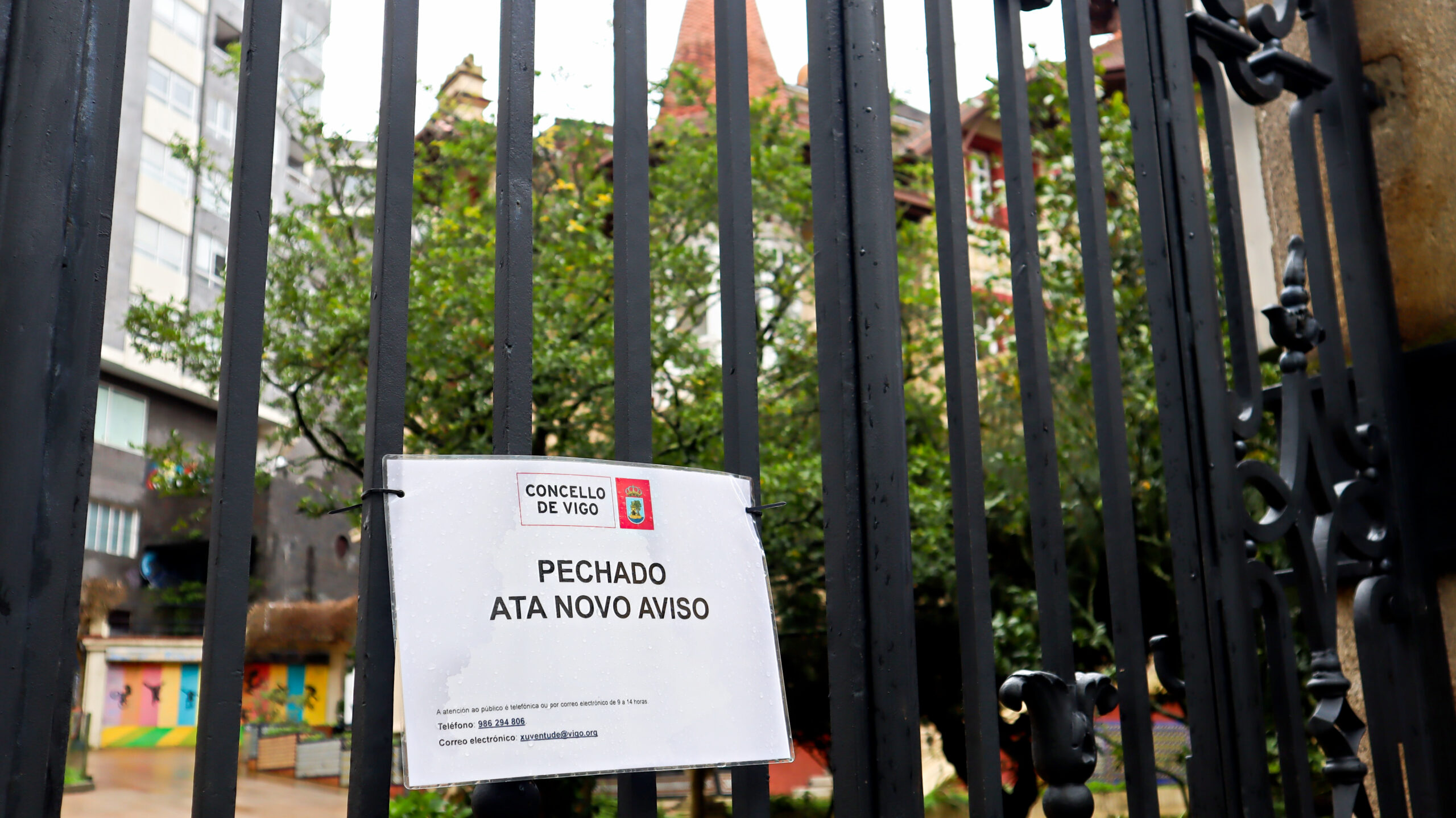 El Concello cierra la Casa da Xuventude, con un cartel y sin dar explicaciones