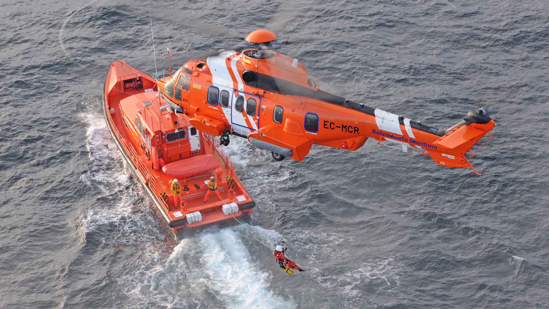 Intentan recuperar un cuerpo que ha aparecido en el mar, cerca de la Torre de Hércules
