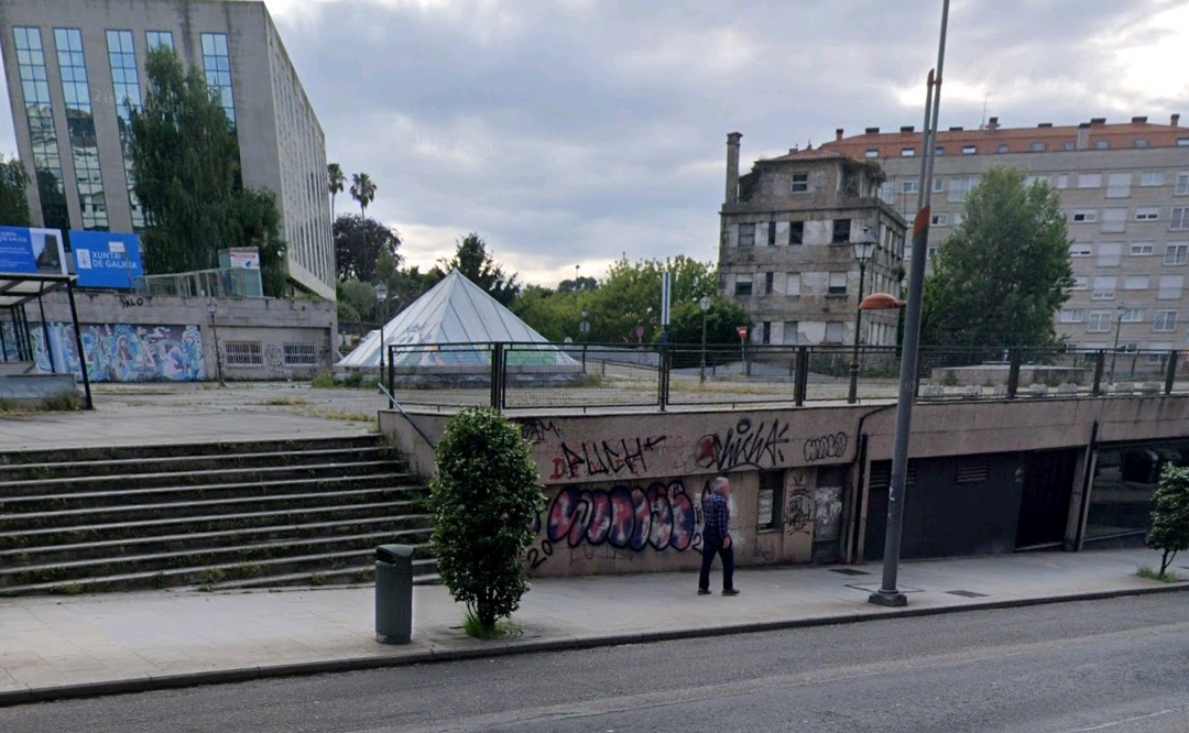 Instan al Concello a recuperar la plaza situada sobre el parking de la rúa Coruña