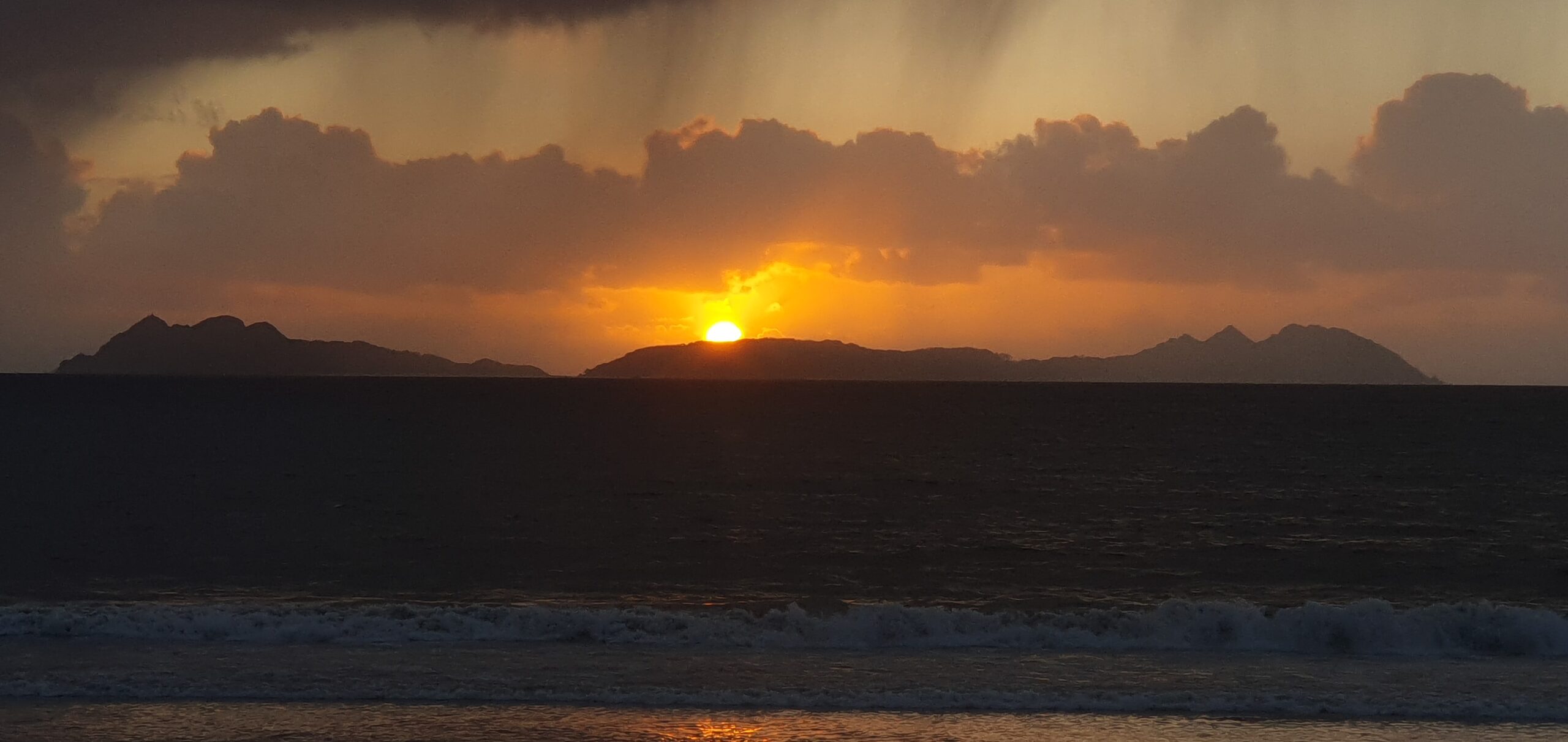 No se ha podido ver el eclipse...pero sí hemos captado esta puesta de sol sobre las Cíes